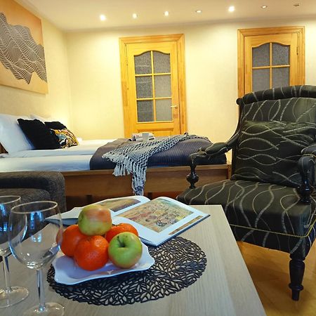 Elegant Old Town Toffee Bliss Apartment, Self Check-In, Steps From Bus Station Riga Exterior photo